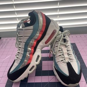 Air Max 95 Aliens - Size 6M/8W
